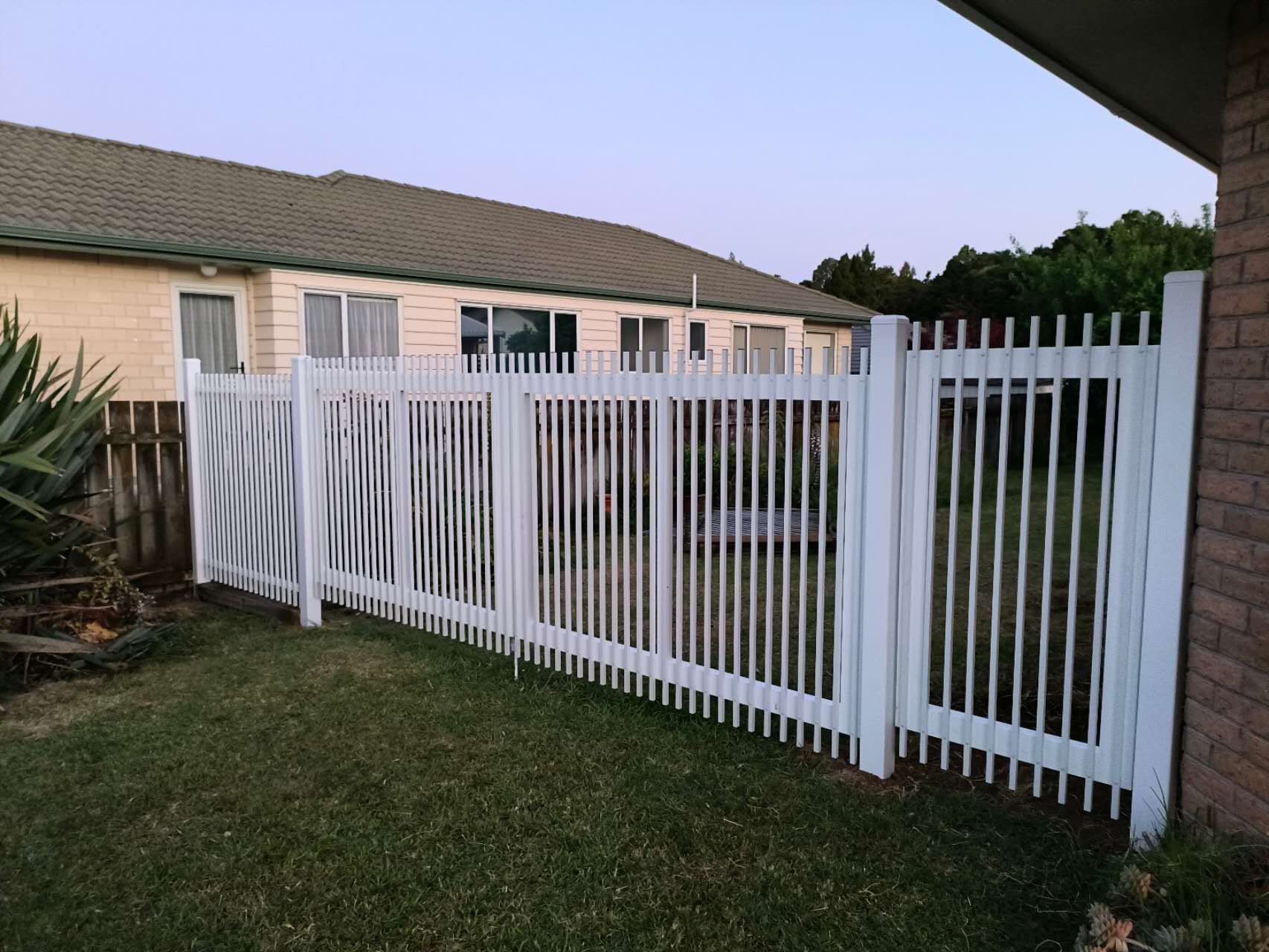 Aluminium Blade Gate: Dimensional Elegance