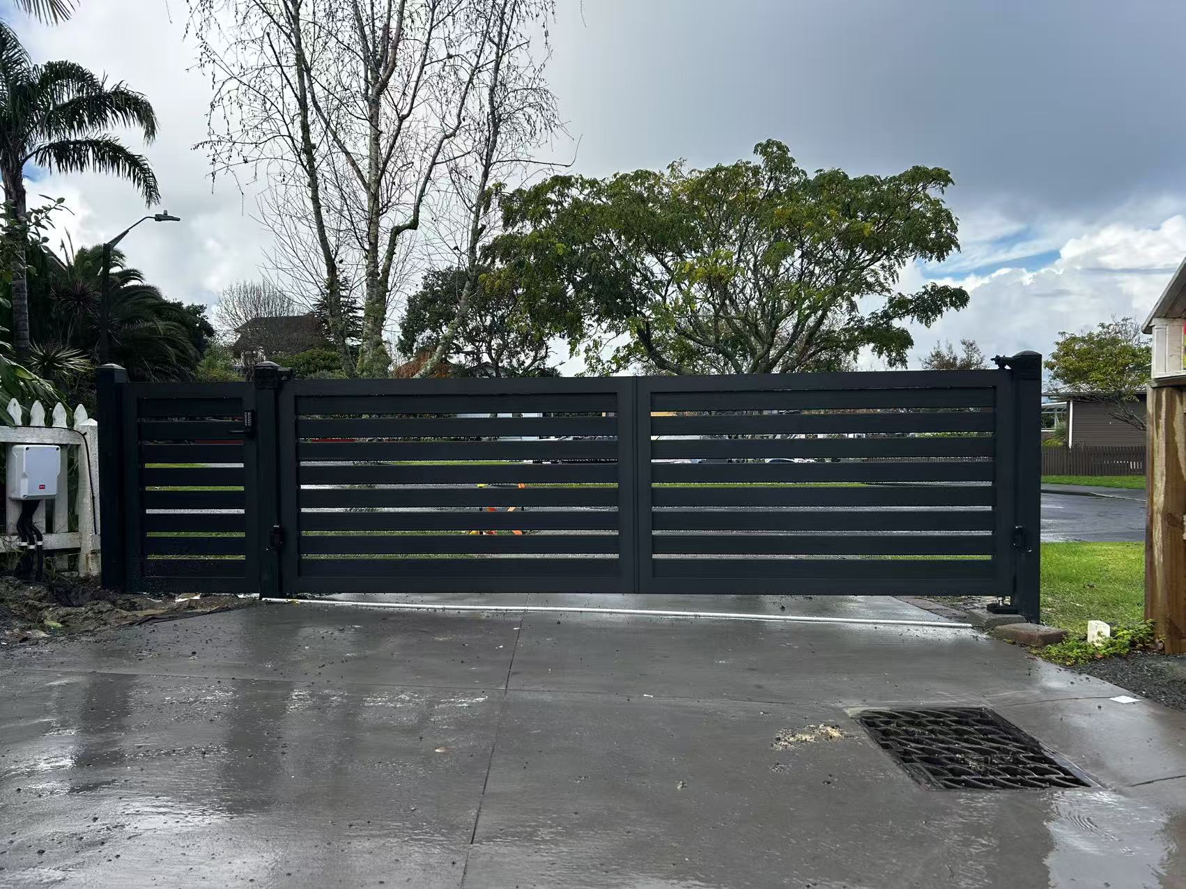 Aluminium Horizontal Slat Gate: Define Your Horizon